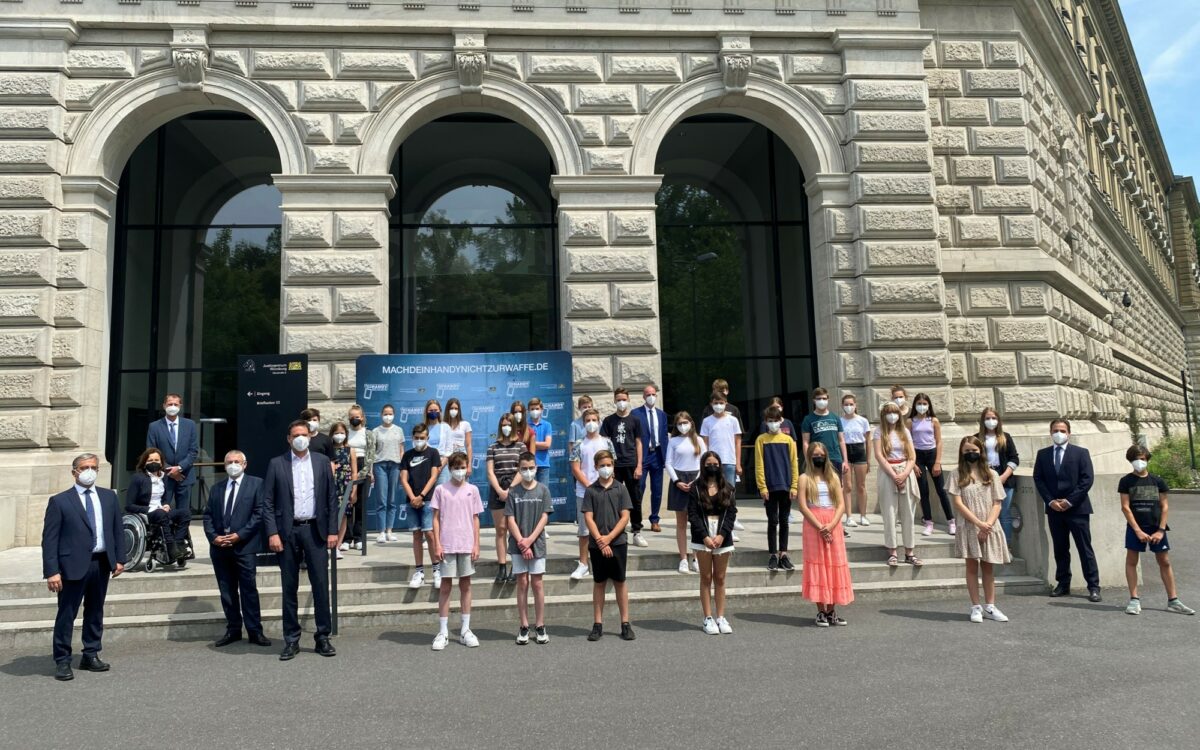 Praeventionskampagne Mach dein Handy nicht zur Waffe am Amtsgericht Wuerzburg mit Justizminister Eisenreich Praeventionskampagne Mach dein Handy nicht zur Waffe am Amtsgericht Wuerzburg mit Justizminister Eisenreich